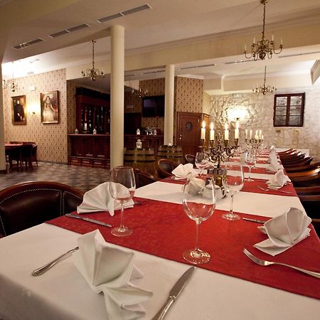 Hotel Sarmata Zespol Dworski サンドミエシュ レストラン 写真